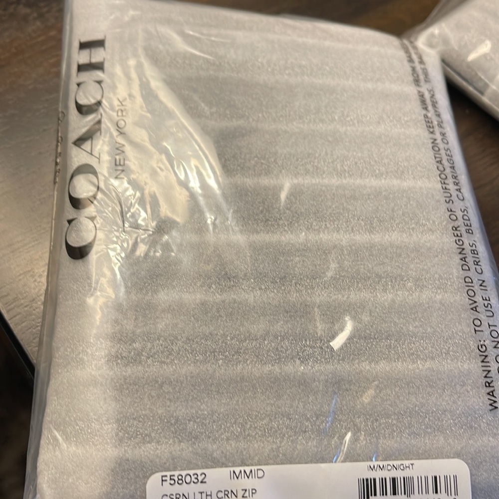 NWT COACH leather wristlet!! - Picture 10 of 10